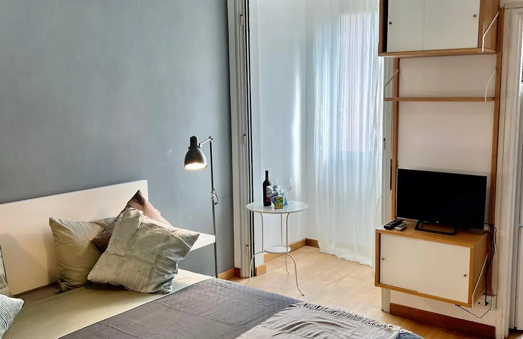 Cozy Apartment 3 Km Away From Duomo-1
